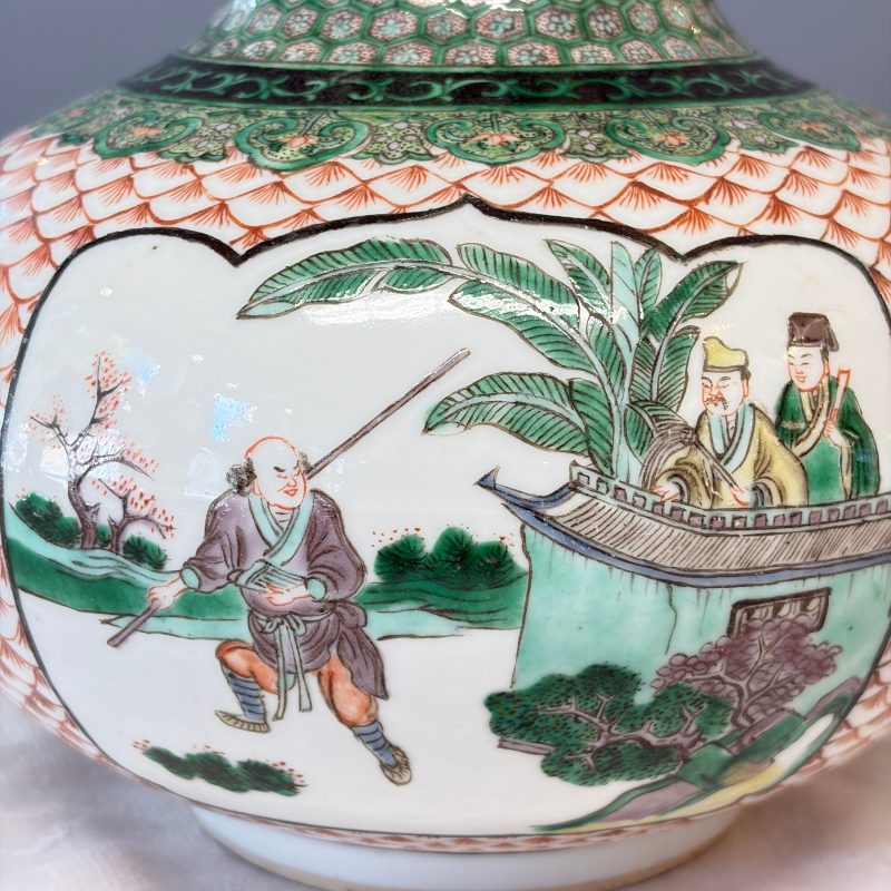 A pair of Chinese famille verte bottle vases with narrative design - 图21