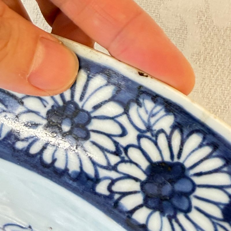 A Chinese blue and white dish with floral design - 图13