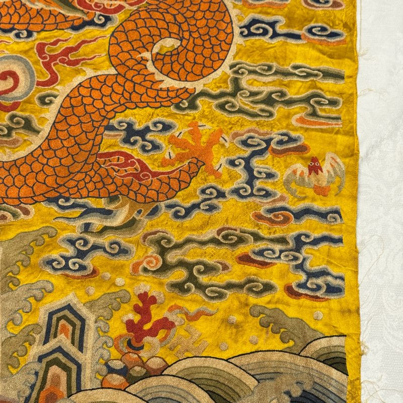 Two Chinese yellow-ground seed-stitch embroidered 'Dragon' panels - 图14
