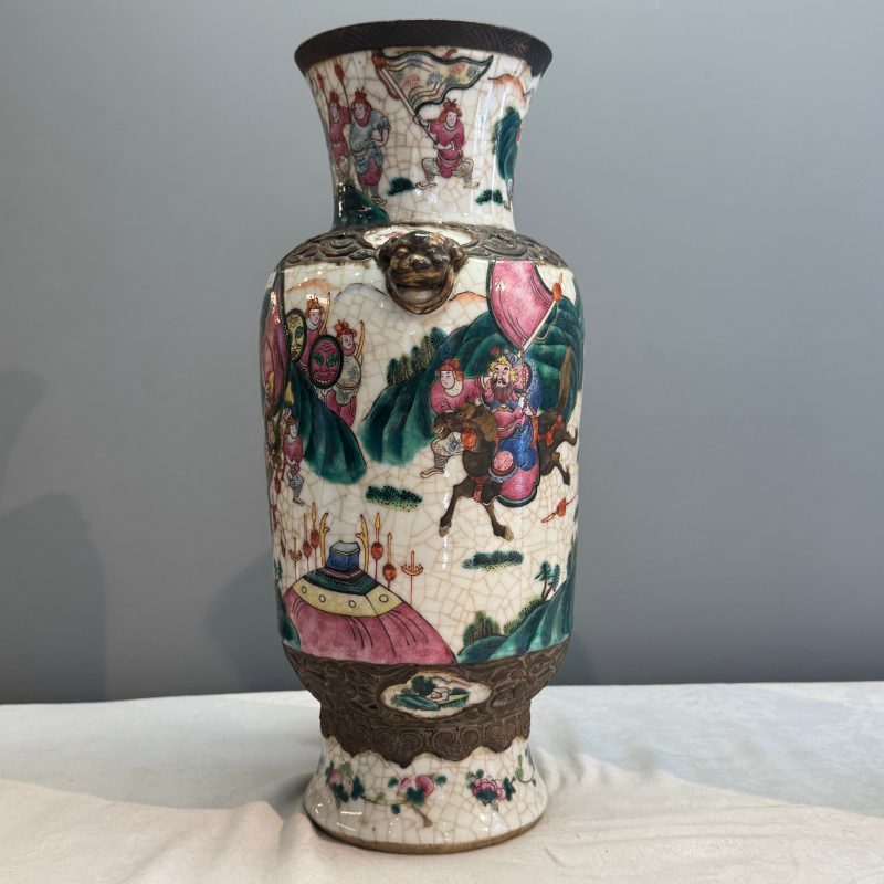 A pair of Chinese Nanking famille rose 'Warriors' vases - 图18