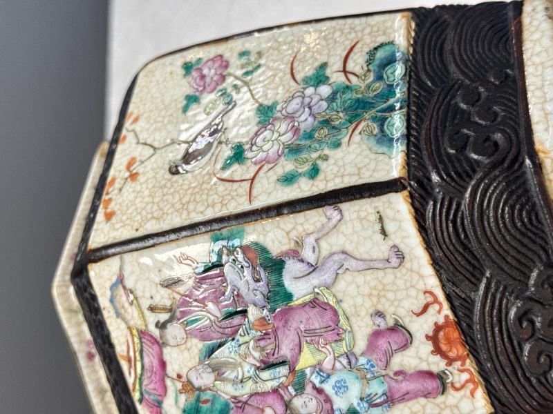 A Chinese Nanking blue and white vase and a famille rose jardinière - 图21
