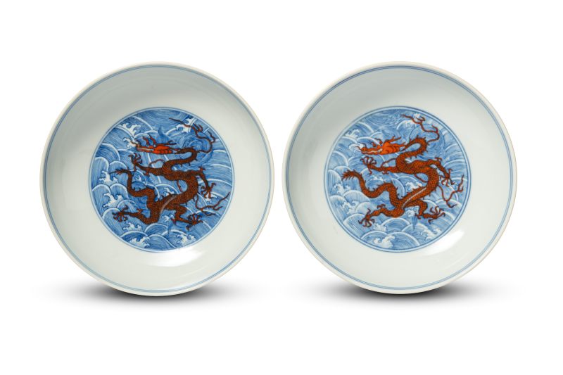 A pair of underglaze-blue and iron-red-decorated 'dragon' dishes, Qianlong mark and of the period (1736-1795) - 图1