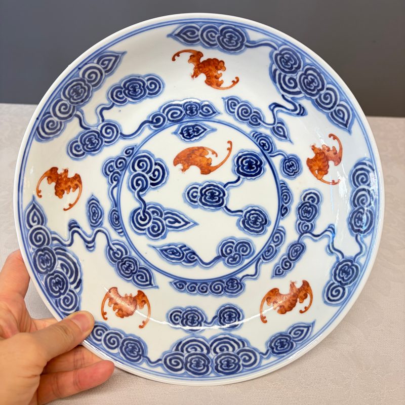 洪福齊天 | A pair of Chinese blue, white and iron-red 'Hong Fu Qi Tian 洪福齊天' plates - 图3
