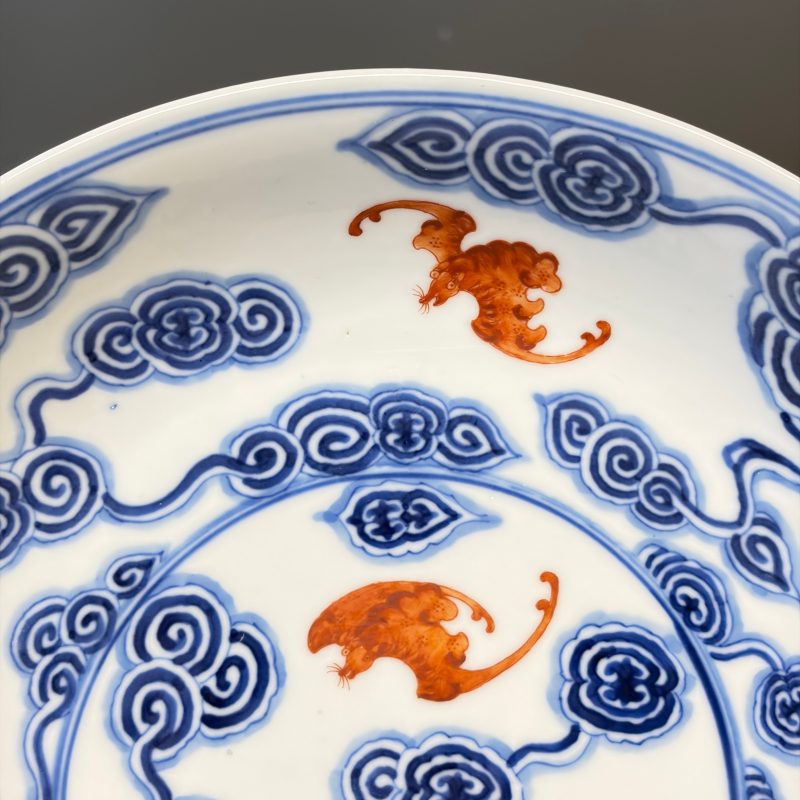 洪福齊天 | A pair of Chinese blue, white and iron-red 'Hong Fu Qi Tian 洪福齊天' plates - 图4