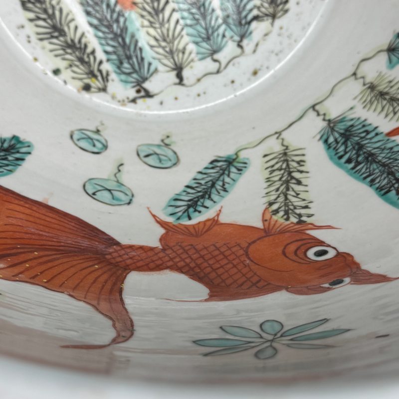 A pair of Chinese famille rose yellow-ground 'Antiquities' fish bowls with applied relief design - 图24