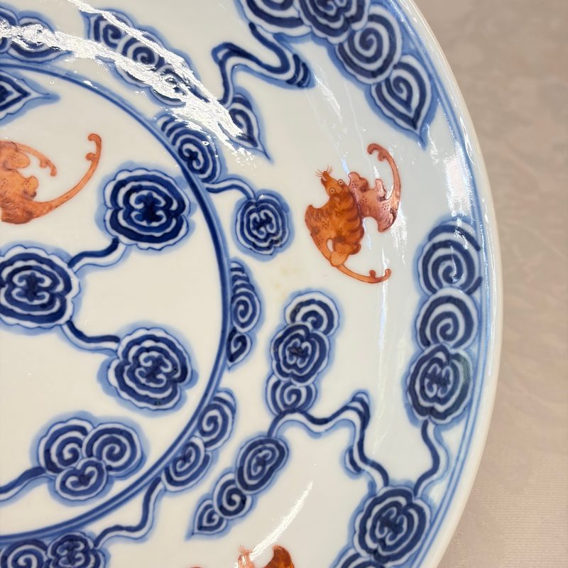 洪福齊天 | A pair of Chinese blue, white and iron-red 'Hong Fu Qi Tian 洪福齊天' plates - 图5