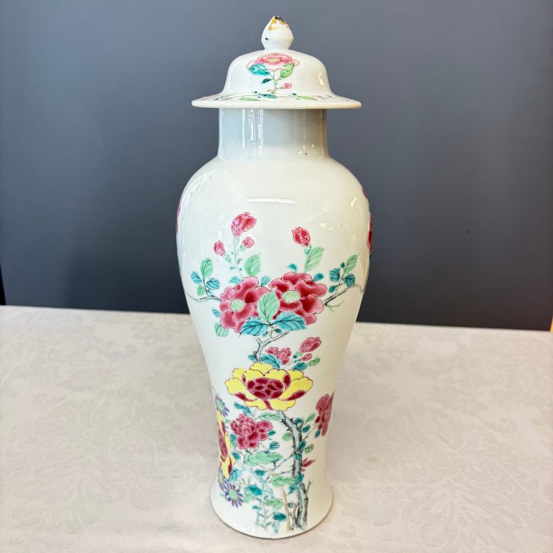 A Chinese famille rose four-piece garniture with floral design - 图26