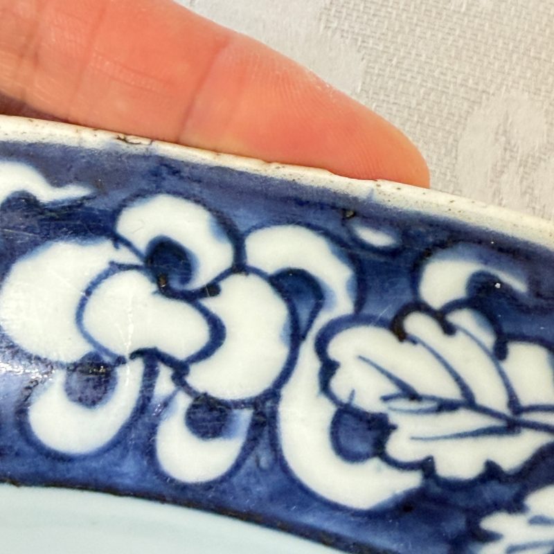 A Chinese blue and white dish with floral design - 图12