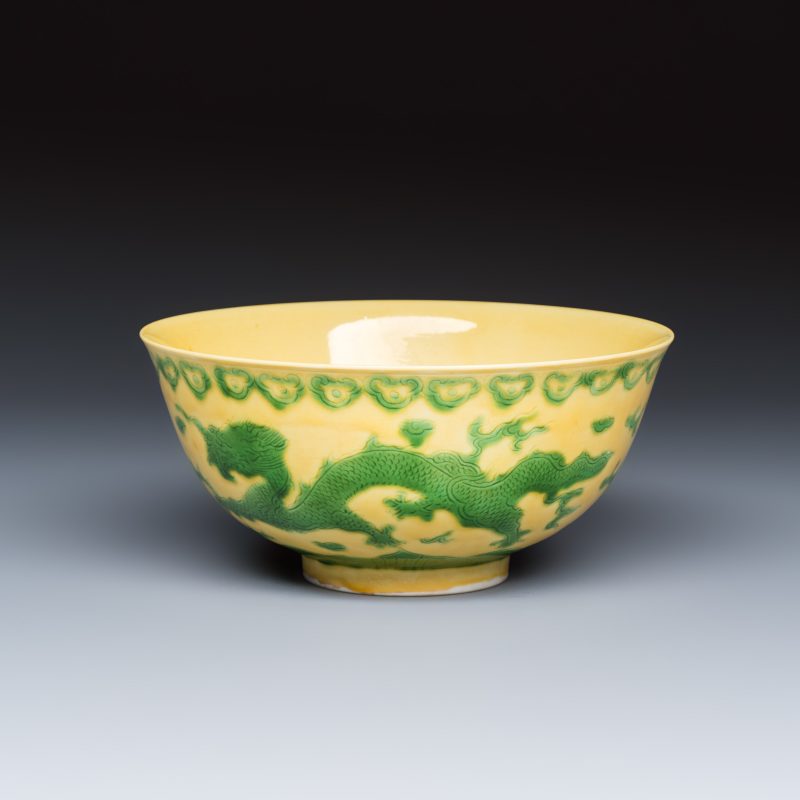A Chinese green-enamelled yellow-ground 'Dragon' bowl - 图1