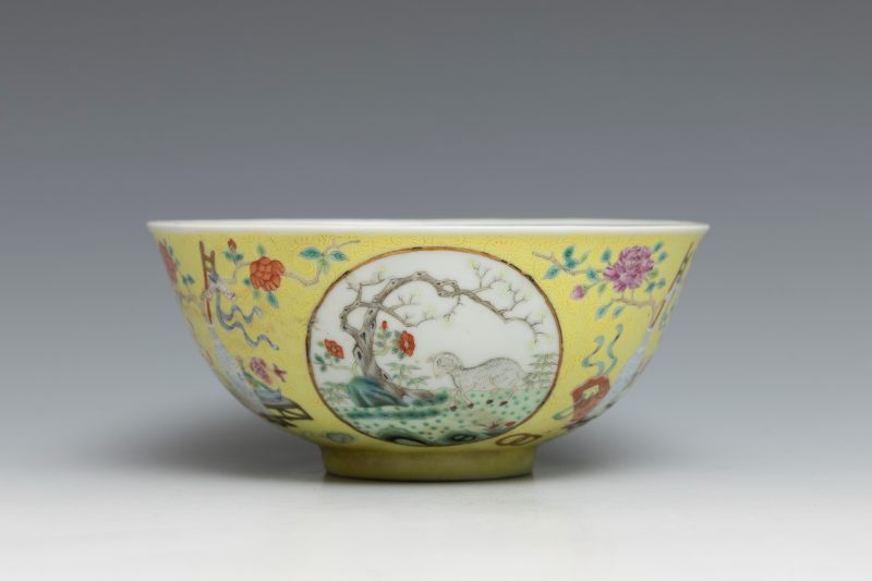 A pair of famille rose yellow-ground 'three rams' medallion bowls, Guangxu mark and of the period (1875-1908) - 图3