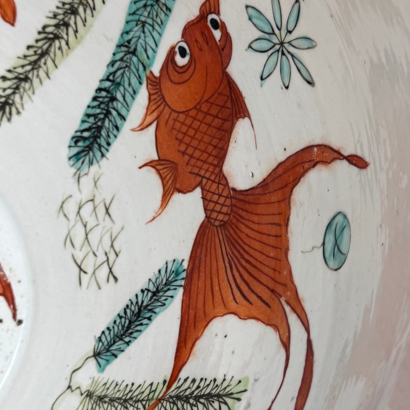 A pair of Chinese famille rose yellow-ground 'Antiquities' fish bowls with applied relief design - 图23