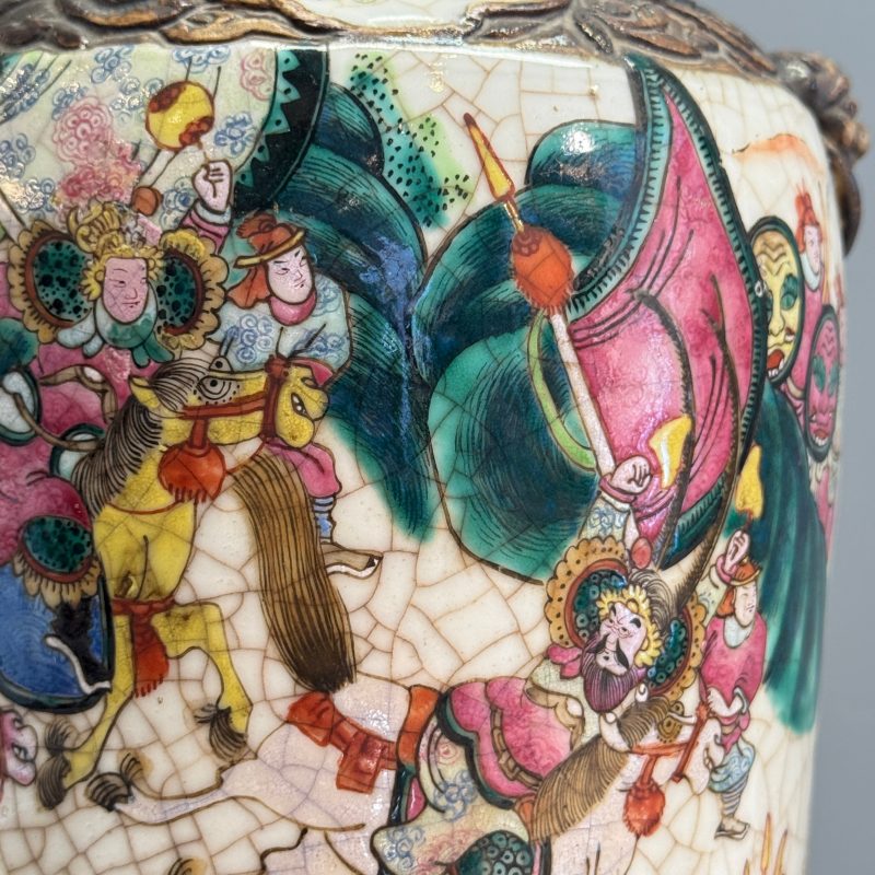 A pair of Chinese Nanking famille rose 'Warriors' vases - 图17