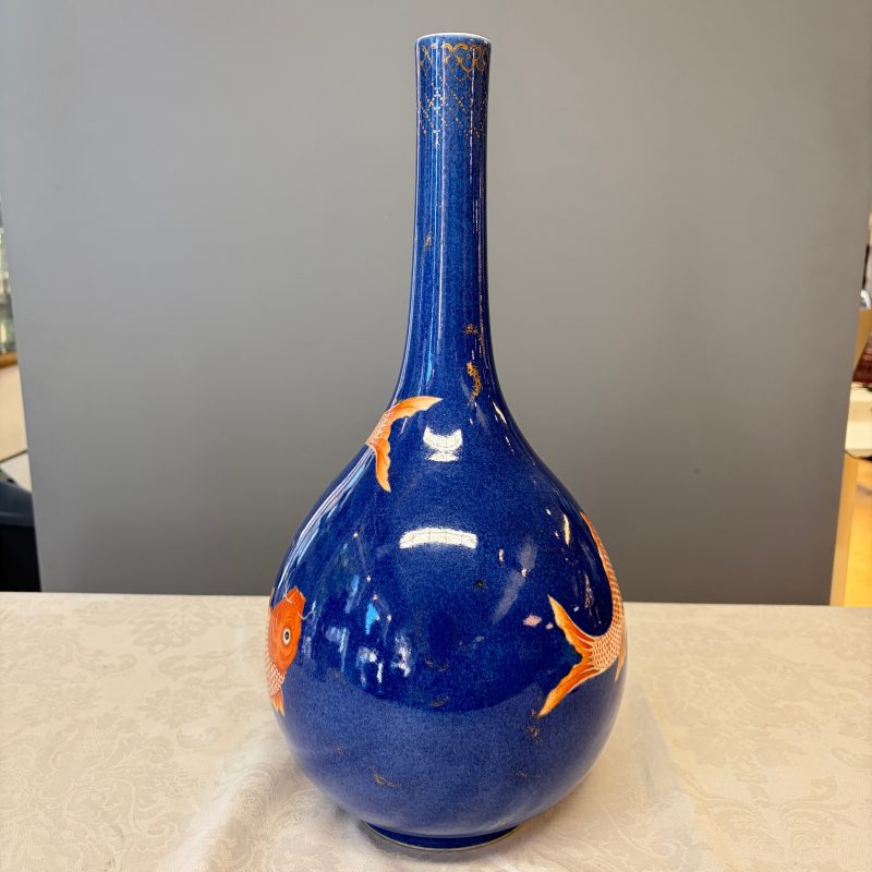A Chinese gilt-heightened powder-blue-ground iron-red decorated 'Carps' vase - 图9