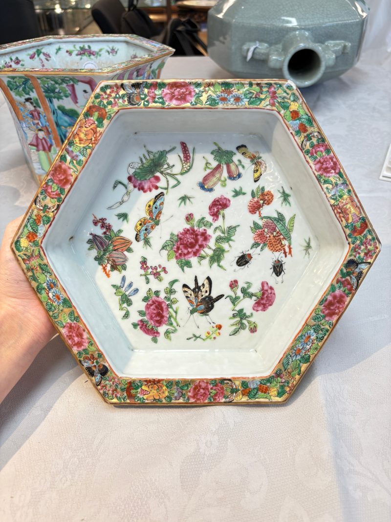 A Chinese Canton famille rose hexagonal planter and stand with narrative design - 图26