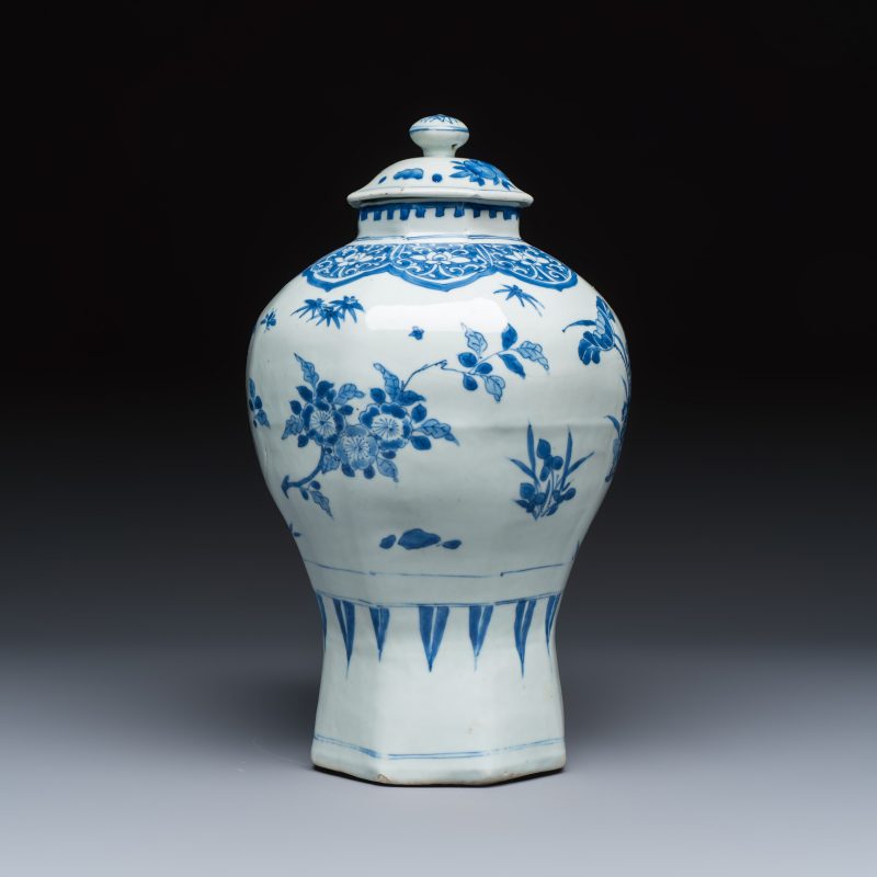 A Chinese blue and white covered vase with floral design - 图5
