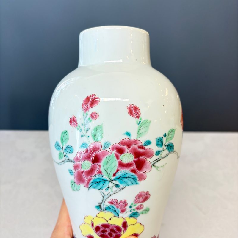 A Chinese famille rose four-piece garniture with floral design - 图27