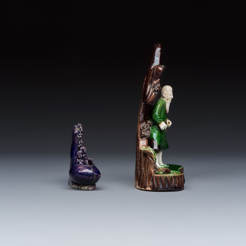 A Chinese aubergine-glazed brush rest and a famille verte sancai biscuit group - 图6