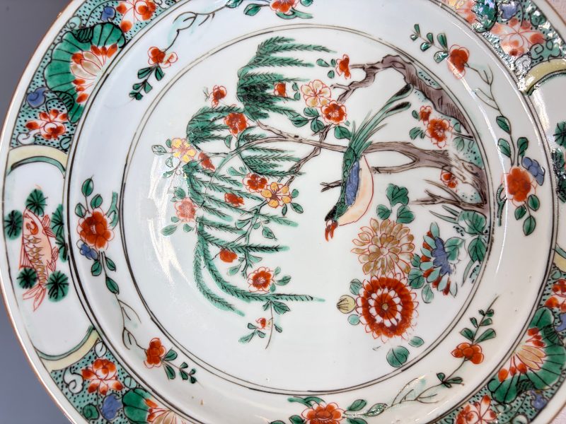 A pair of Chinese famille verte 'Bird among Willow and Flowering Branches' plates - 图5