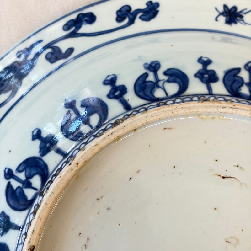 A Chinese blue and white dish with floral design - 图16