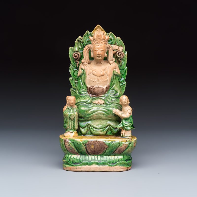 A Chinese sancai-glazed stoneware group of Guanyin and two attendants - 图2