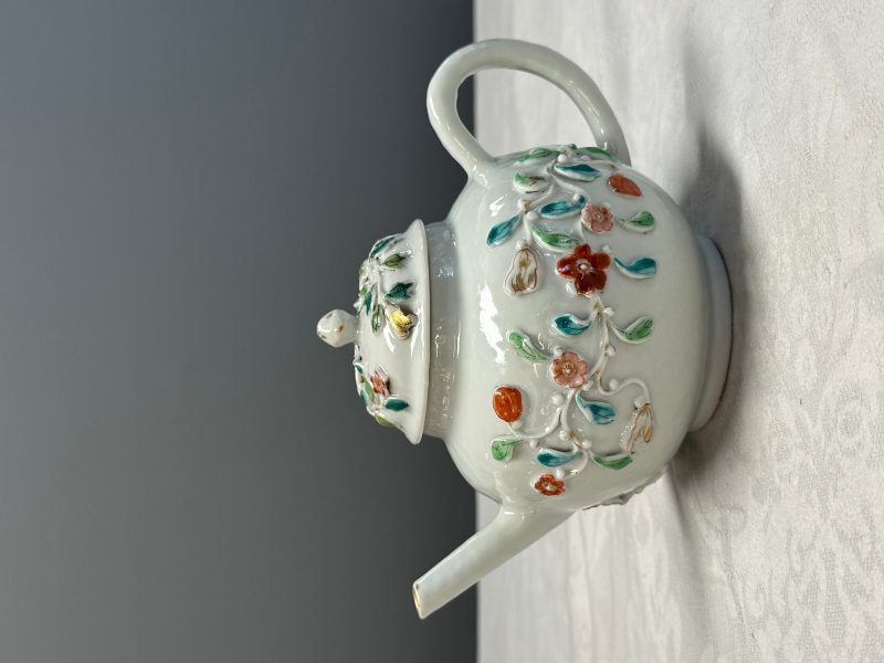 A Chinese famille rose relief-decorated teapot with floral design - 图8