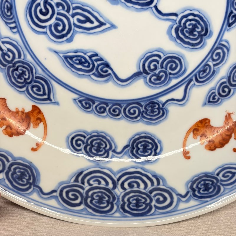 洪福齊天 | A pair of Chinese blue, white and iron-red 'Hong Fu Qi Tian 洪福齊天' plates - 图6