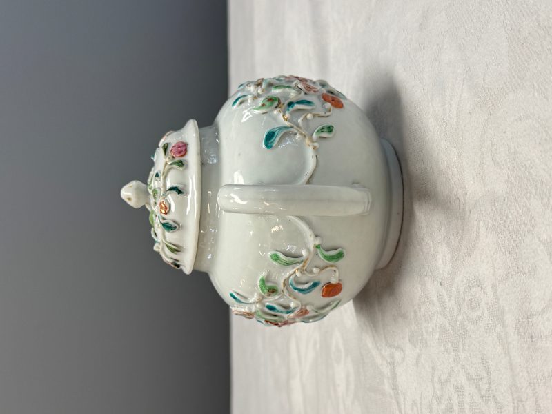 A Chinese famille rose relief-decorated teapot with floral design - 图9