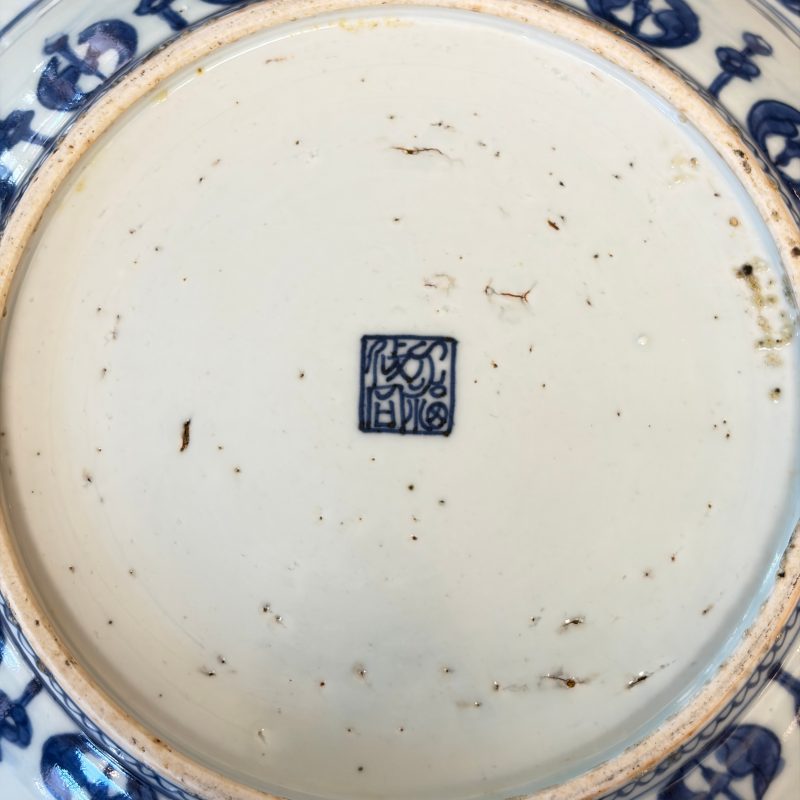 A Chinese blue and white dish with floral design - 图15
