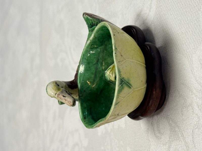 A pair of Chinese famille verte sancai biscuit duck-and-lotus-form water droppers on later wooden stands - 图40