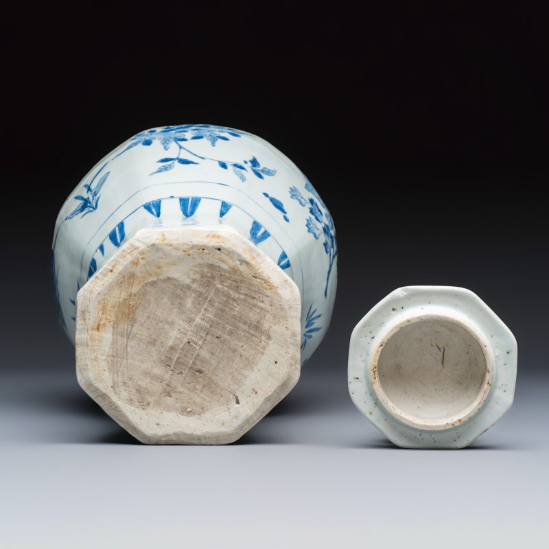 A Chinese blue and white covered vase with floral design - 图7