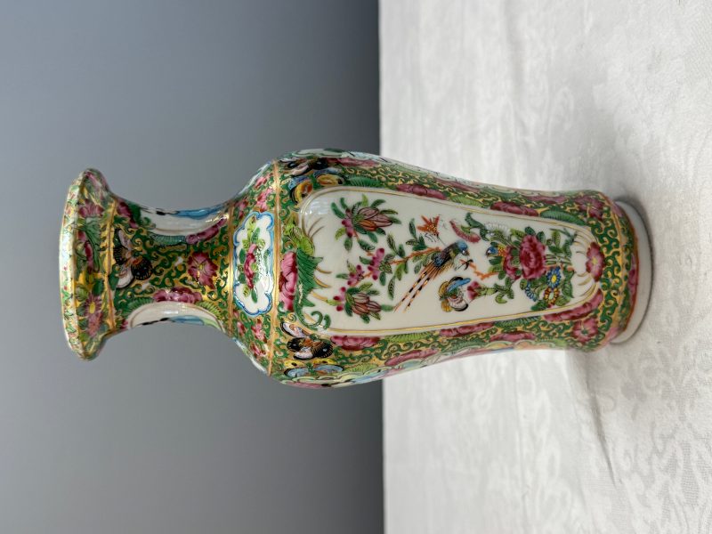 Four Chinese Canton famille rose vases and a covered bowl with figural design - 图53