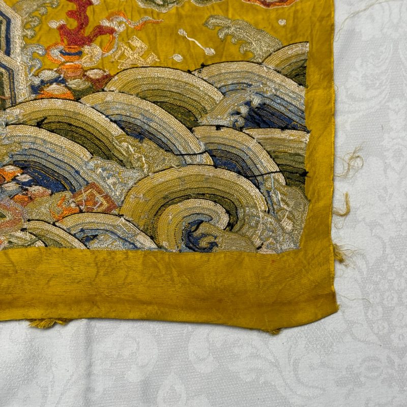 Two Chinese yellow-ground seed-stitch embroidered 'Dragon' panels - 图17