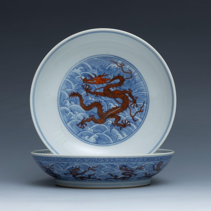 A pair of underglaze-blue and iron-red-decorated 'dragon' dishes, Qianlong mark and of the period (1736-1795) - 图2