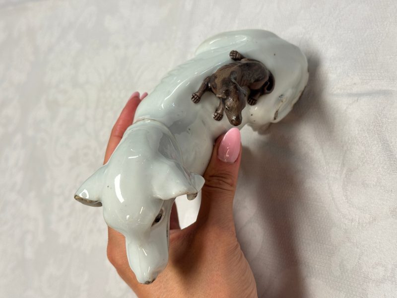 A pair of Chinese export white-glazed and biscuit models of hounds with pups - 图24