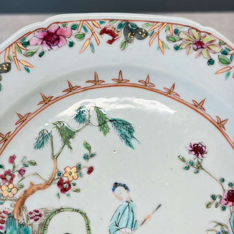 A pair of octagonal Chinese famille rose plates with a boat on a river - 图15