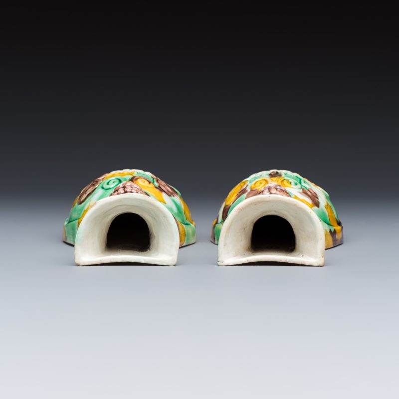 A pair of Chinese famille verte sancai biscuit wall pocket vases - 图6