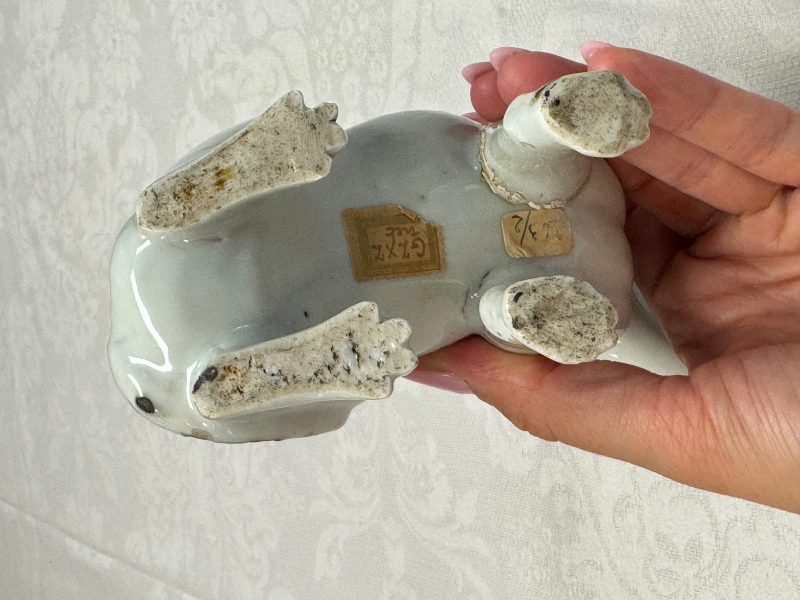 A pair of Chinese export white-glazed and biscuit models of hounds with pups - 图25