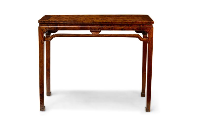 A richly grained and figured huanghuali corner-leg table - 图5