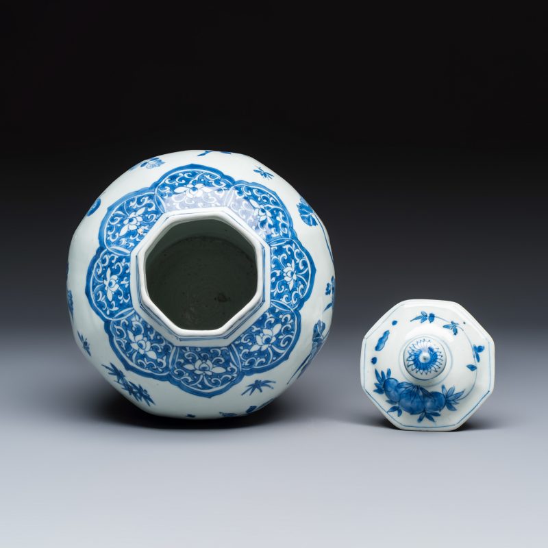 A Chinese blue and white covered vase with floral design - 图6