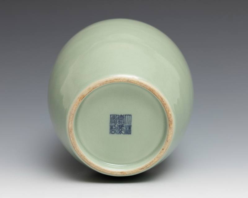 A celadon-glazed jar, Jiaqing mark and of the period (1796-1820) - 图6