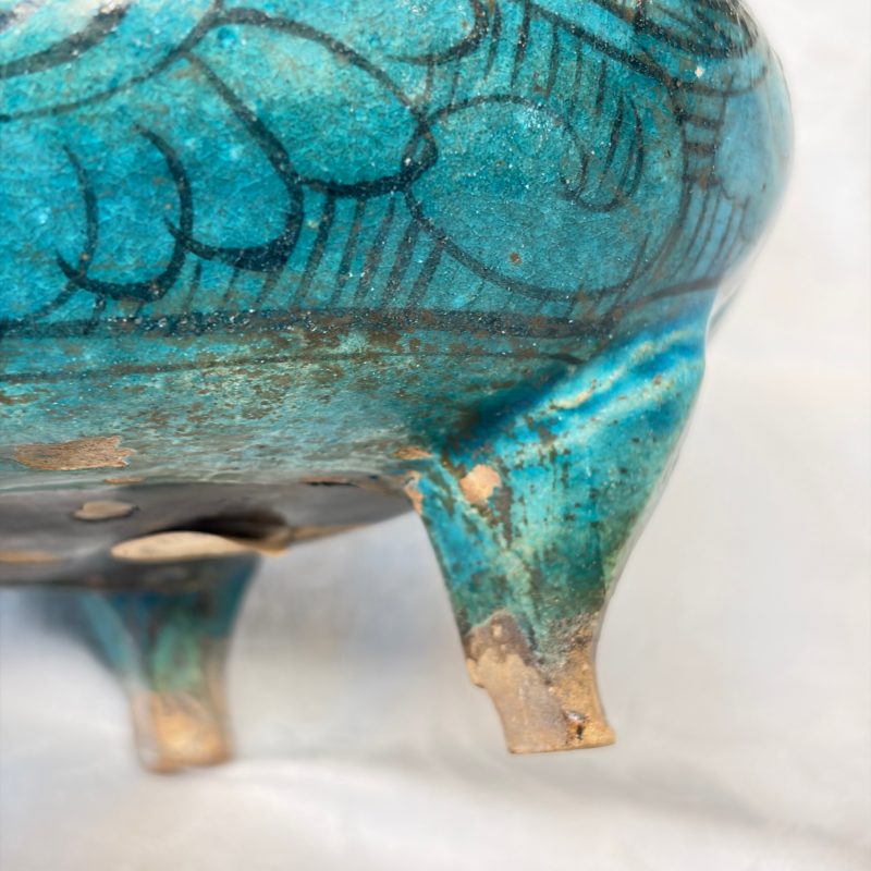 A Chinese peacock-blue-glazed tripod incense burner with wooden cover - 图23