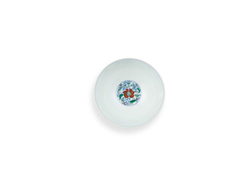 A fine doucai and famille-rose ‘floral’ bowl, Mark and period of Yongzheng | 清雍正　鬪彩加粉彩花卉紋盌　《大清雍正年製》款 - 图2