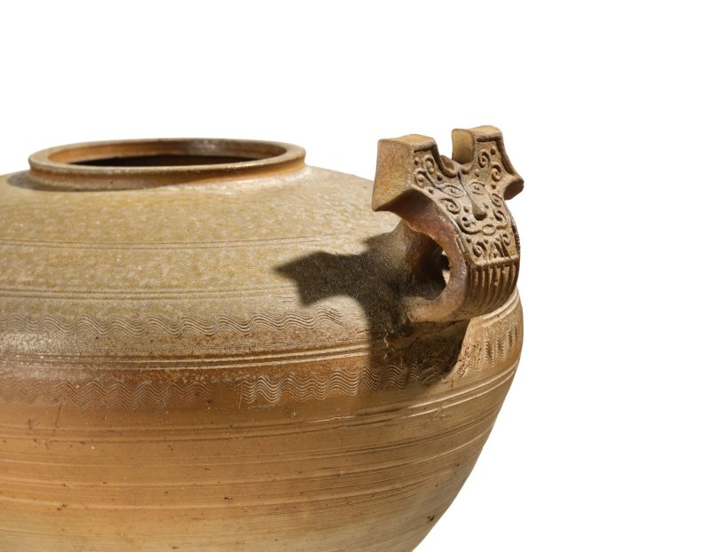 A large proto-porcelain handled jar, Western Han dynasty | 西漢　原始青瓷水波紋雙耳瓿 - 图2
