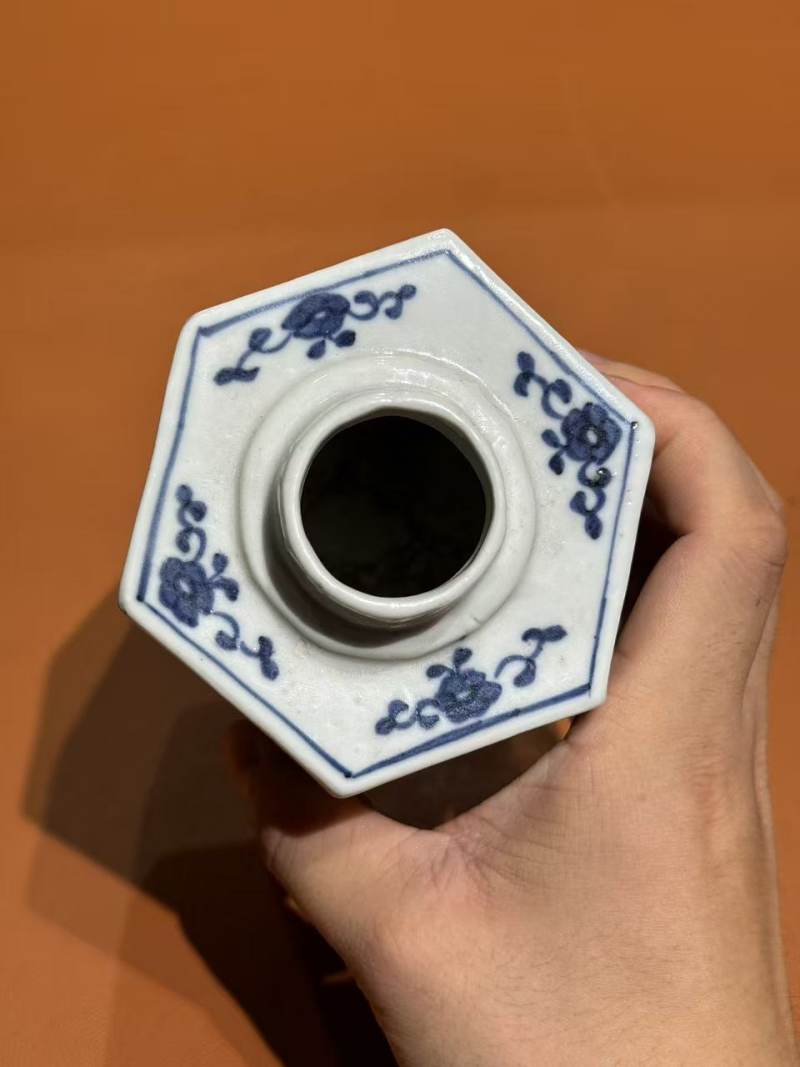 清乾隆 青花缠枝花卉纹六方茶叶罐 - 图9