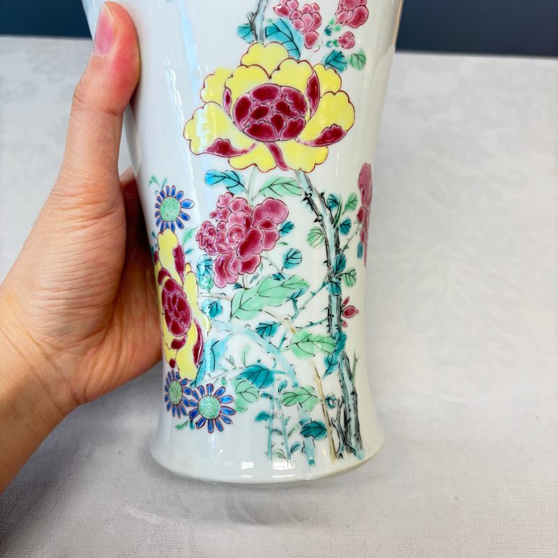 A Chinese famille rose four-piece garniture with floral design - 图28