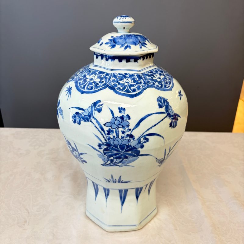A Chinese blue and white covered vase with floral design - 图8
