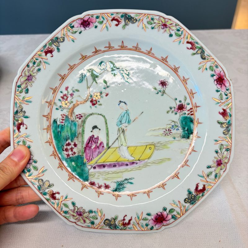 A pair of octagonal Chinese famille rose plates with a boat on a river - 图14