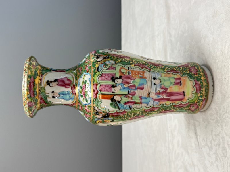 Four Chinese Canton famille rose vases and a covered bowl with figural design - 图52