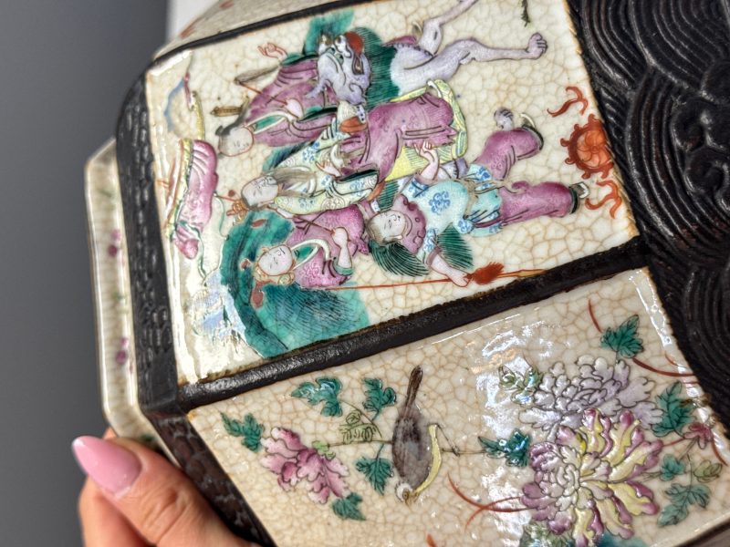 A Chinese Nanking blue and white vase and a famille rose jardinière - 图22