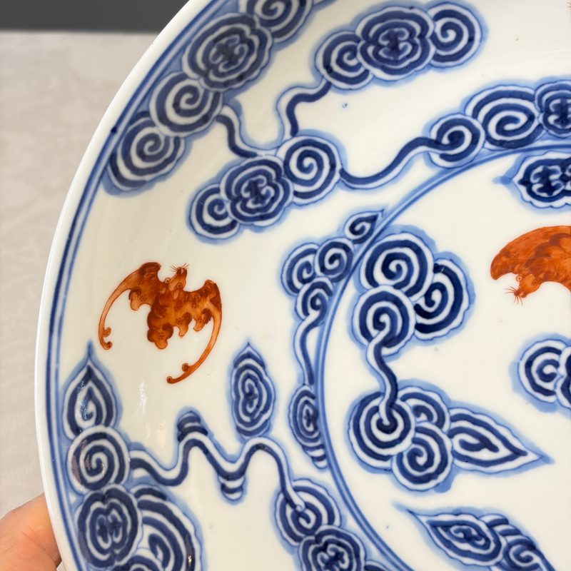 洪福齊天 | A pair of Chinese blue, white and iron-red 'Hong Fu Qi Tian 洪福齊天' plates - 图7